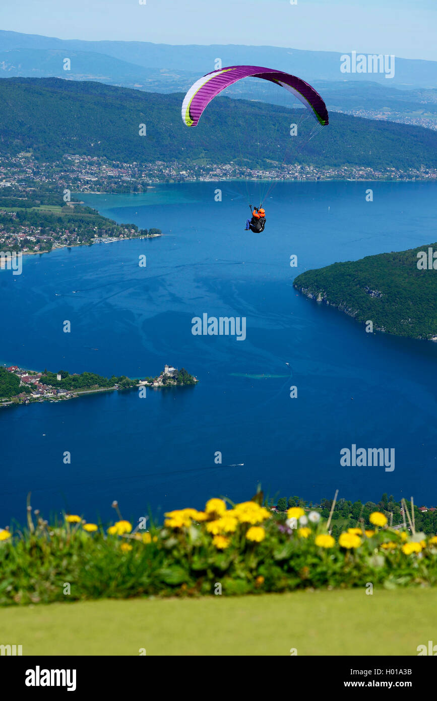 Paragliding über den See von Annecy, Frankreich, Haute-Savoie Stockfoto