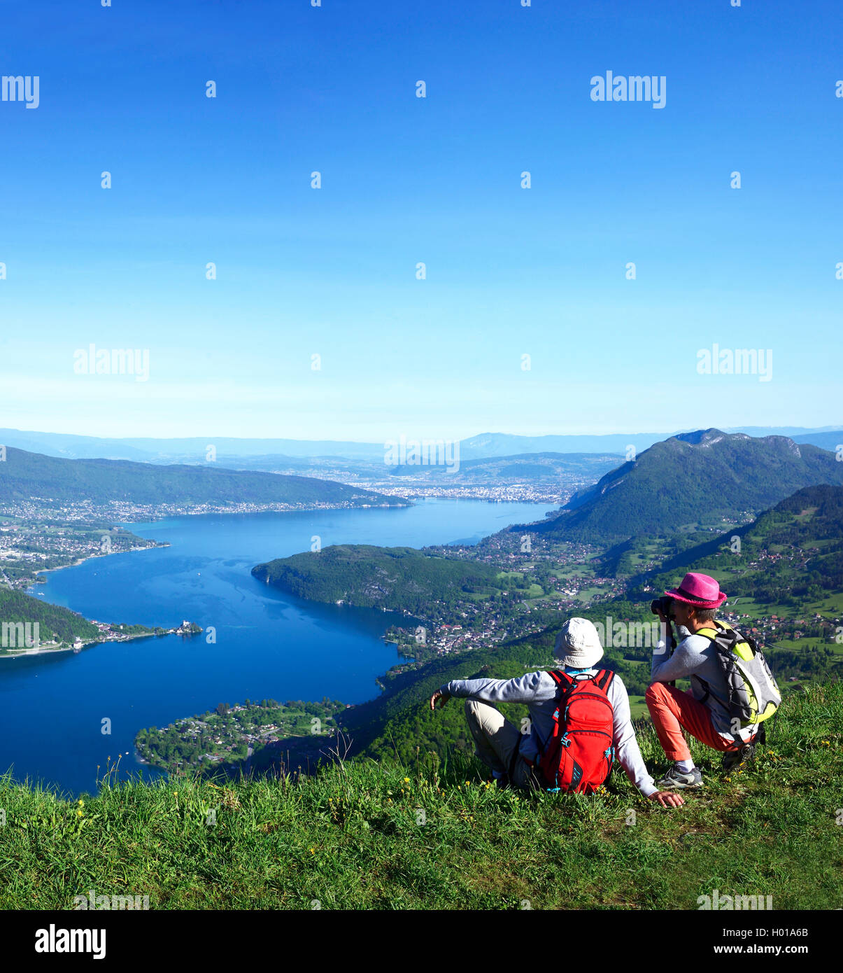 Wanderer genießen den Blick auf den See von Annecy, Frankreich, Haute-Savoie Stockfoto