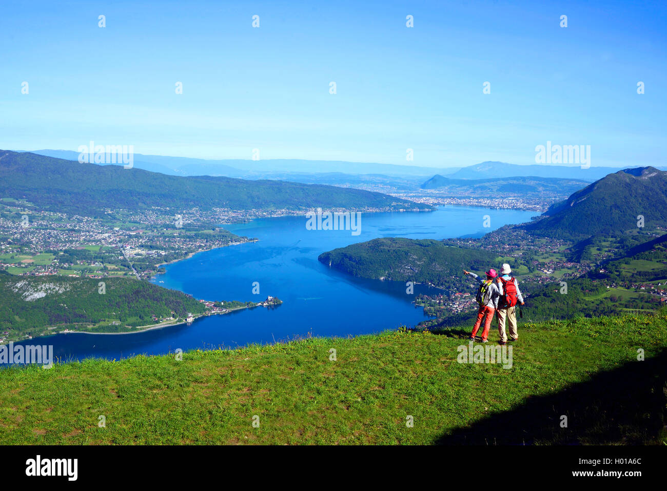 Wanderer genießen den Blick auf den See von Annecy, Frankreich, Haute-Savoie Stockfoto