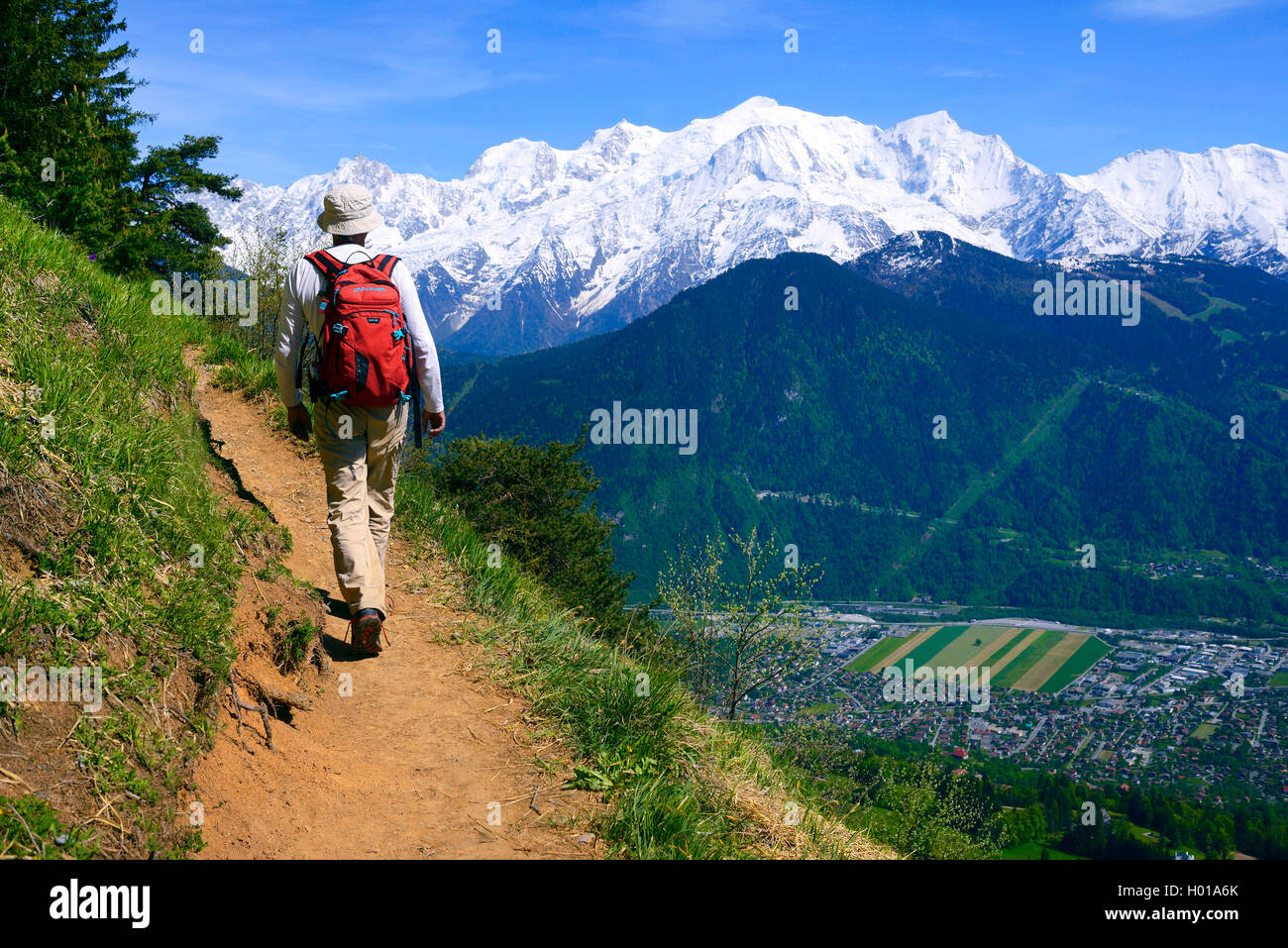 Wanderer am Berg Trail, der Mont Blanc im Hintergrund, Frankreich, Chamonix Stockfoto