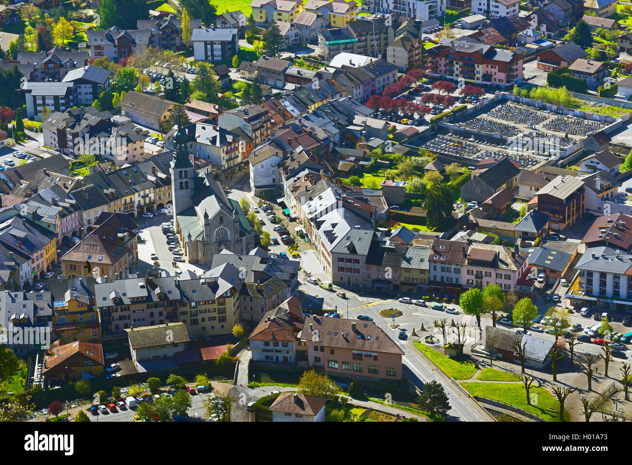 Altstadt mit Kirche ╔ glise Saint Maurice, Frankreich, Haute-Savoie, Thones Stockfoto