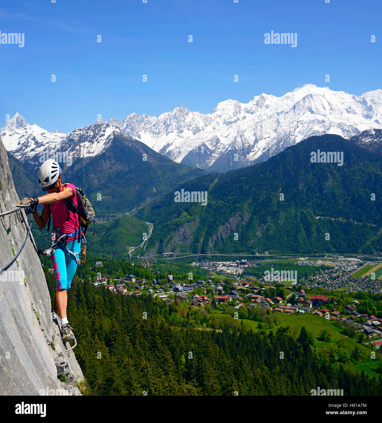 Kletterer auf einer Felswand, Via Ferrata de Curalla, Mont Blanc im Hintergrund, Frankreich, Haute-Savoie, Passy Stockfoto