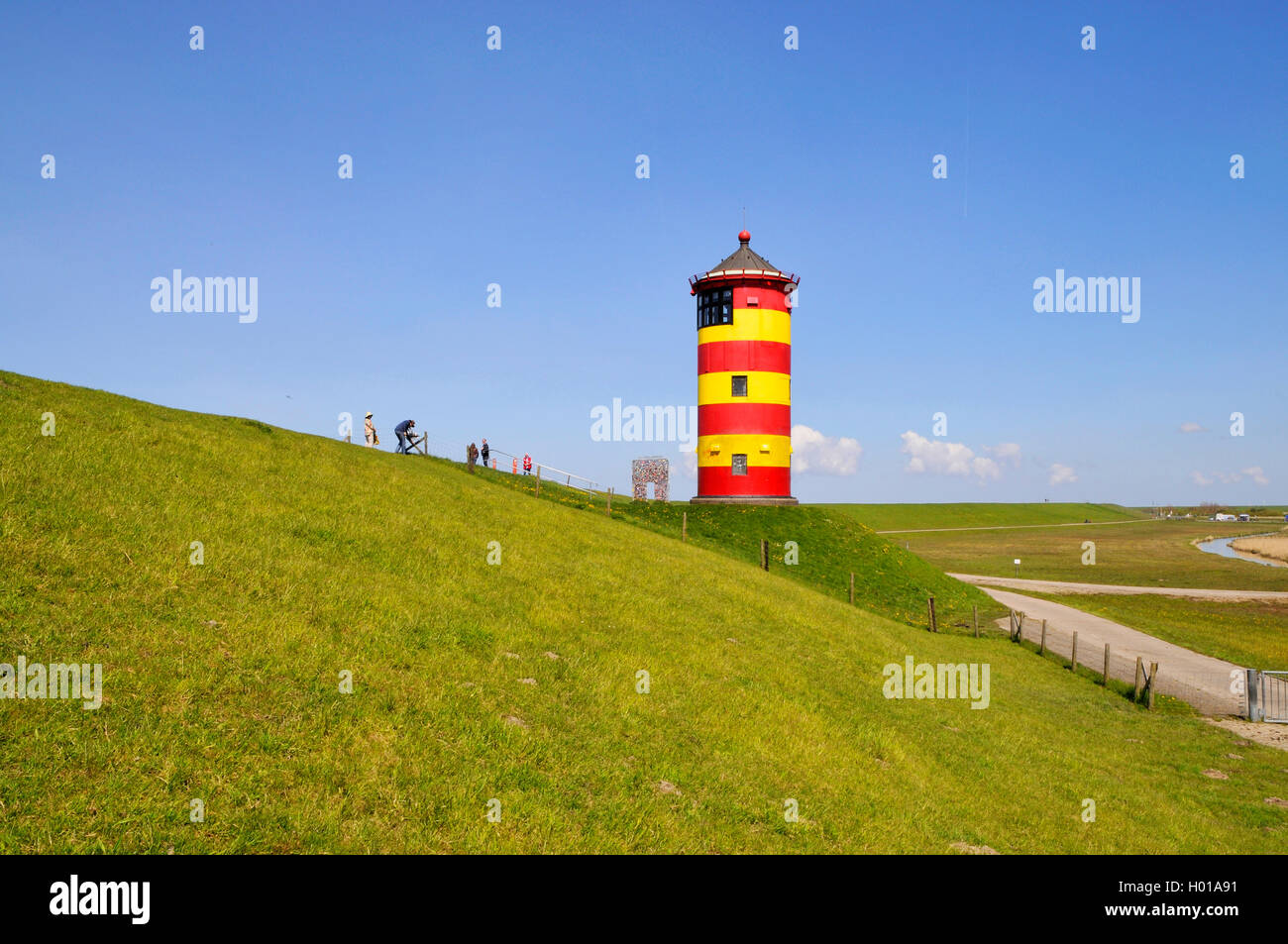 Pilsumer Leuchtturm an der Nordsee Deich, Wahrzeichen von Ostfriesland, Deutschland, Niedersachsen, Ostfriesland, Pilsum Stockfoto