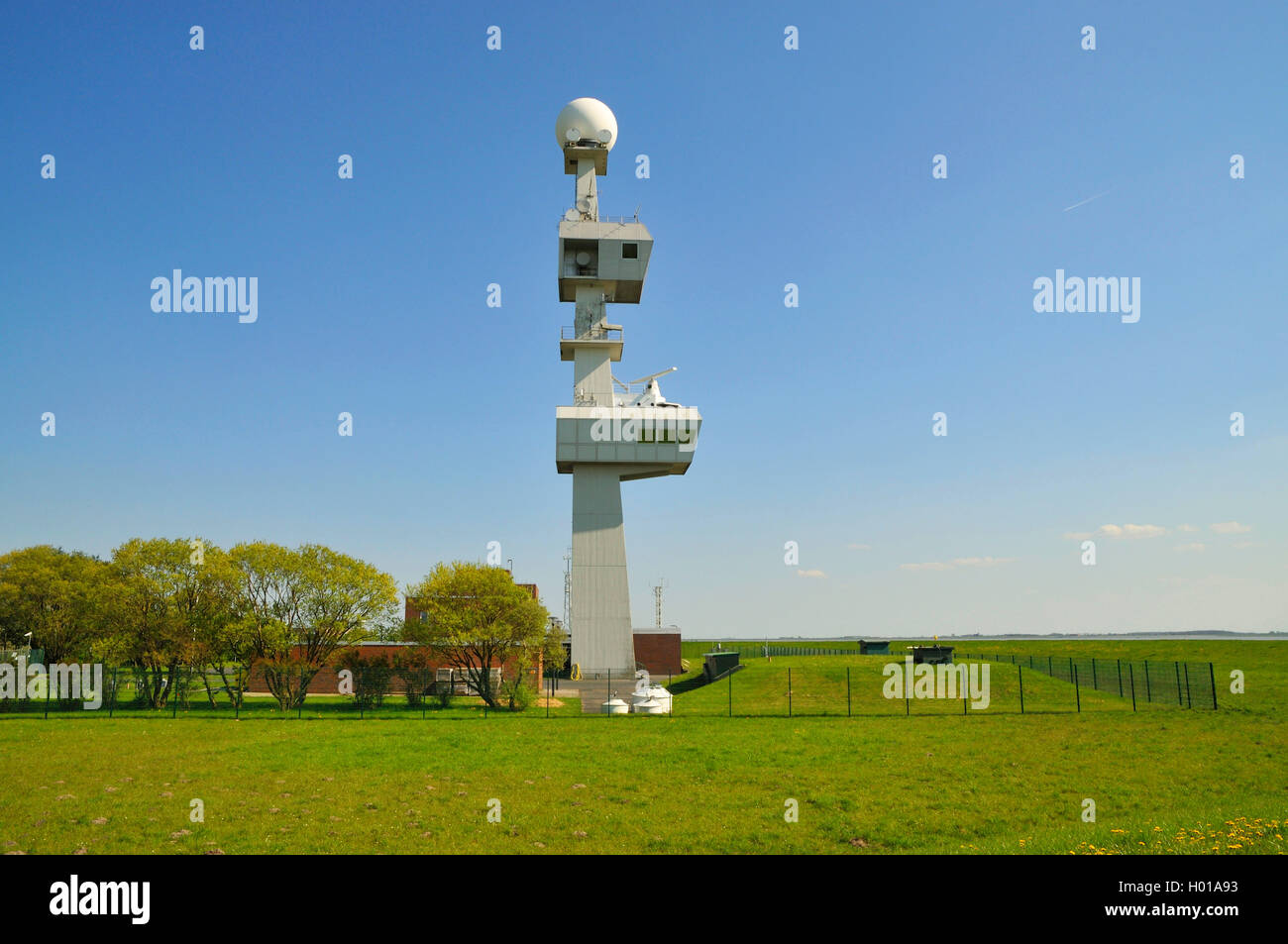 Radarstation, modernen Leuchtturm und Radar Turm der Verkehrszentrale Ems, Deutschland, Niedersachsen, Knock, Emden Stockfoto