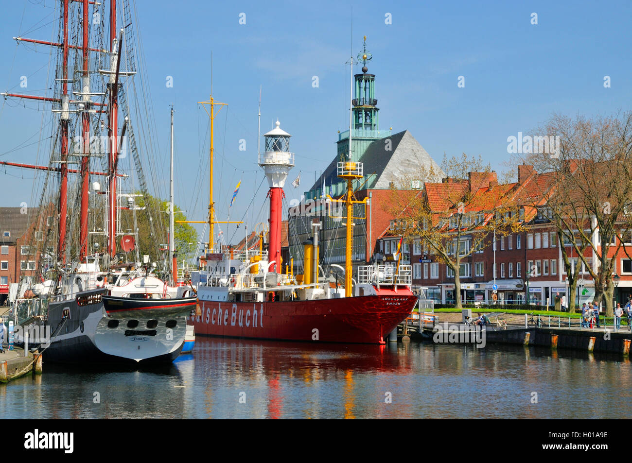Traditionelle Schiff und pensionierte Licht Schiff Amrumbank im ratsdelft von Emden Rathaus, Niedersachsen, Ostfriesland, Emden Stockfoto