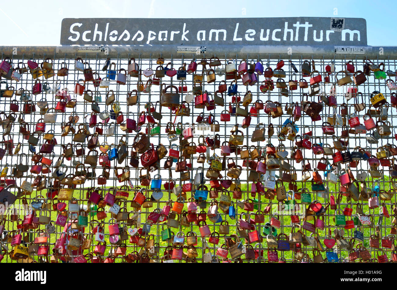 Liebe Vorhängeschlösser an den Pilsumer Leuchtturm, Deutschland, Niedersachsen, Ostfriesland, Pilsum Stockfoto
