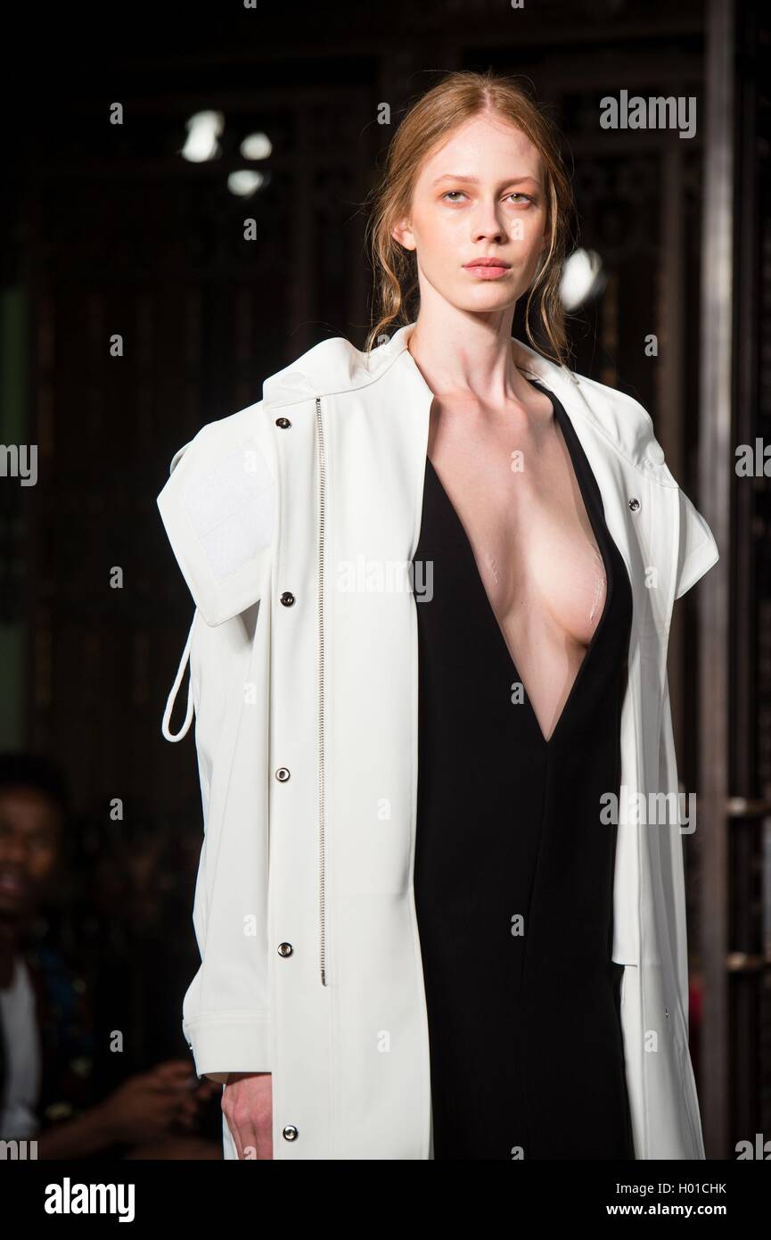 Ein model auf dem Laufsteg im JWL-Frühjahr / Sommer 2017 London Fashionweek Show im Freemasons Hall, London. Stockfoto