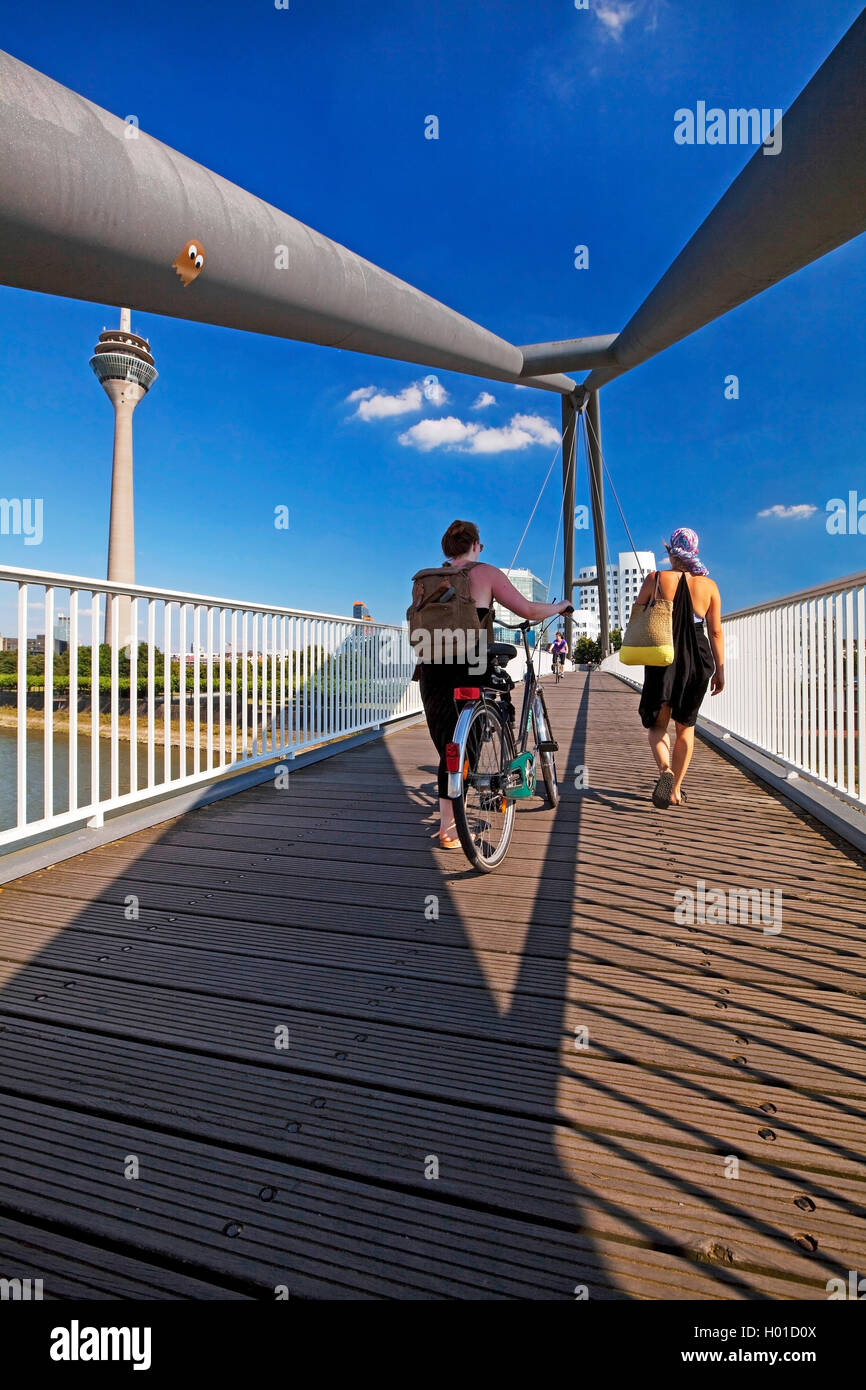 Die Leute auf der Harbour Bridge mit Rhein Turm und Neue Zollhof, Deutschland, Nordrhein-Westfalen, Düsseldorf Stockfoto