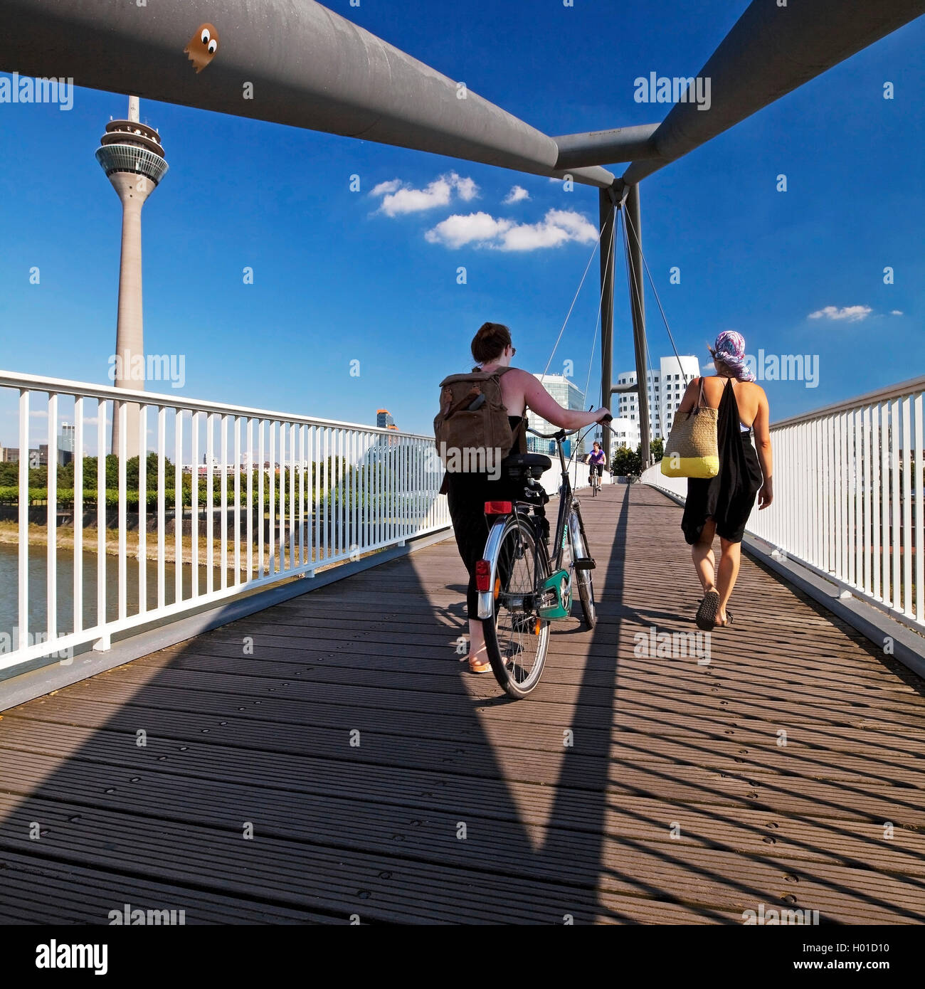 Die Leute auf der Harbour Bridge mit Rhein Turm und Neue Zollhof, Deutschland, Nordrhein-Westfalen, Düsseldorf Stockfoto