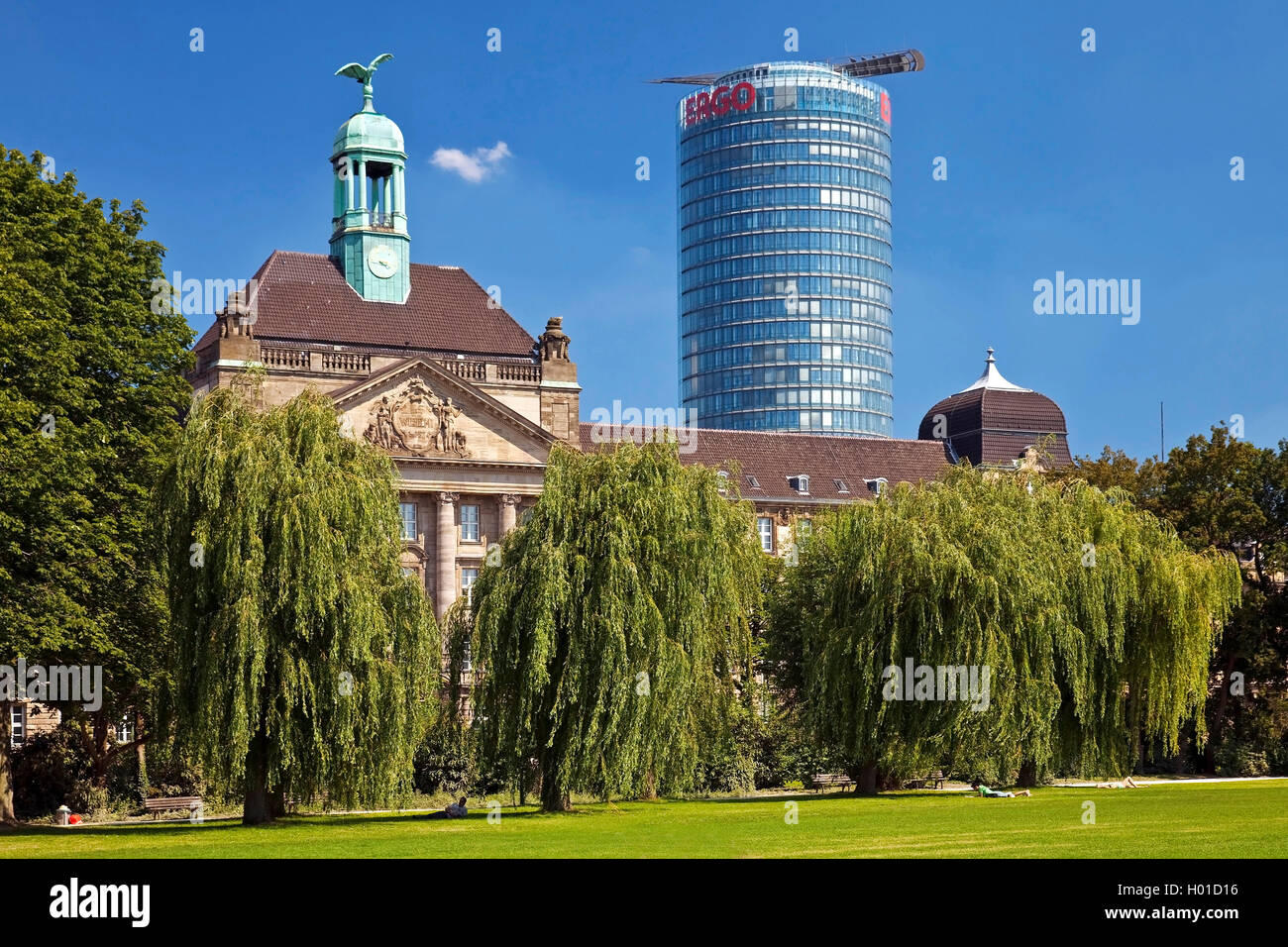 Rhein Wiese vor der Legislative gebäde und der Ergo Office Tower, Deutschland, Nordrhein-Westfalen, Düsseldorf Stockfoto