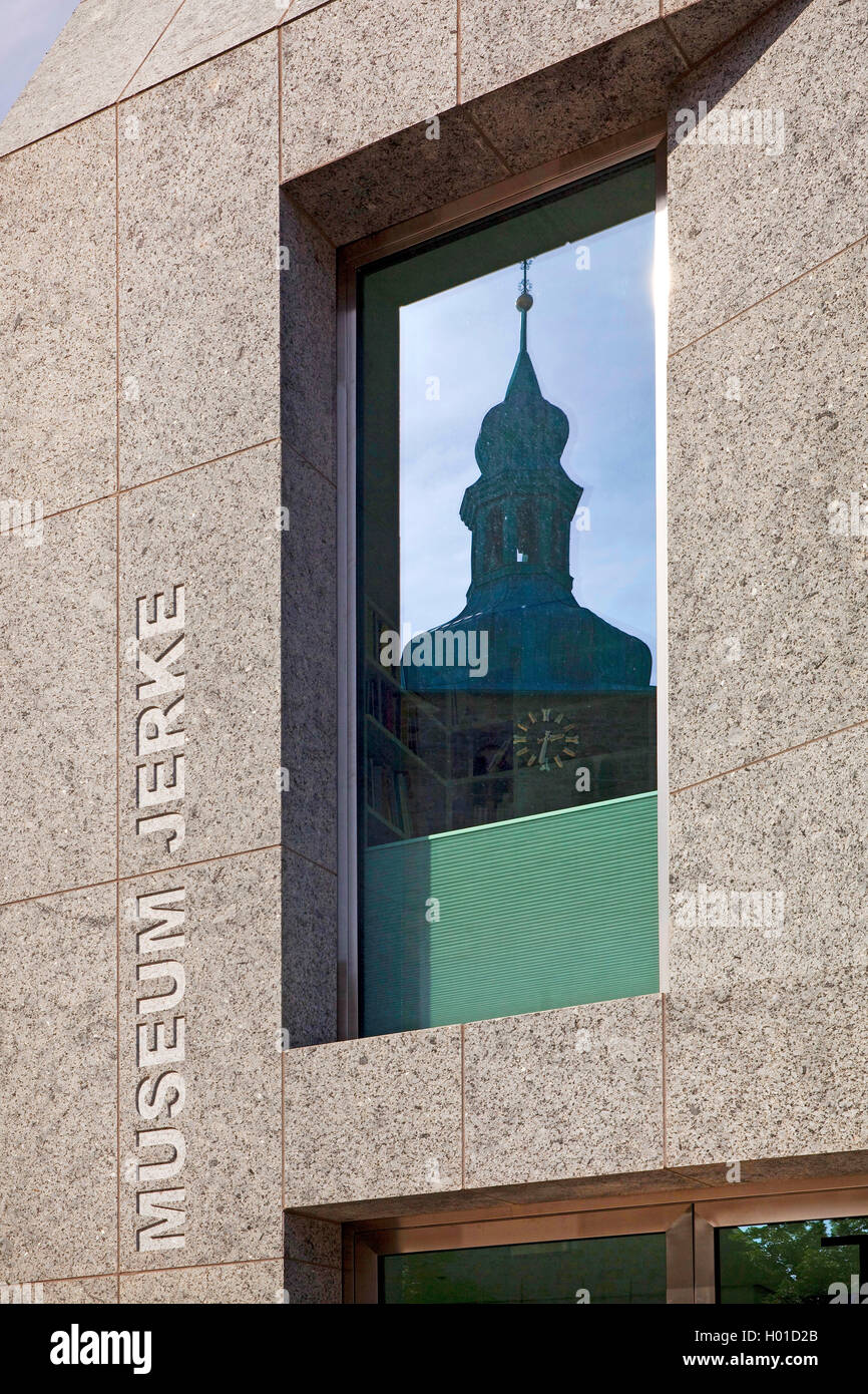 Museum Jerke, Detail mit Spiegel bild der Turm der Kirche St. Peter, Deutschland, Nordrhein-Westfalen, Ruhrgebiet, Recklinghausen Stockfoto