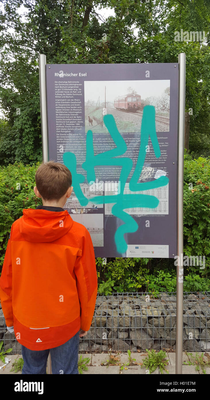 Junge stand vor ein Hinweisschild mit einem graffito gesprüht, vorsätzliche Beschädigung von Eigentum, Deutschland, Nordrhein-Westfalen, Ruhrgebiet, Witten Stockfoto