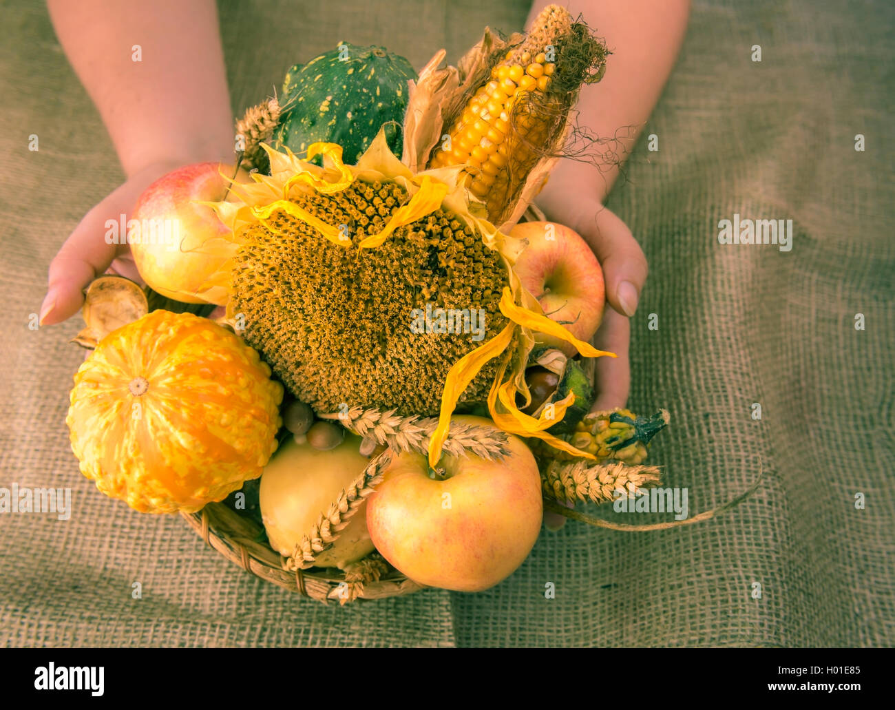 Herbstliche Produkte in einem runden Weidenkorb Stockfoto