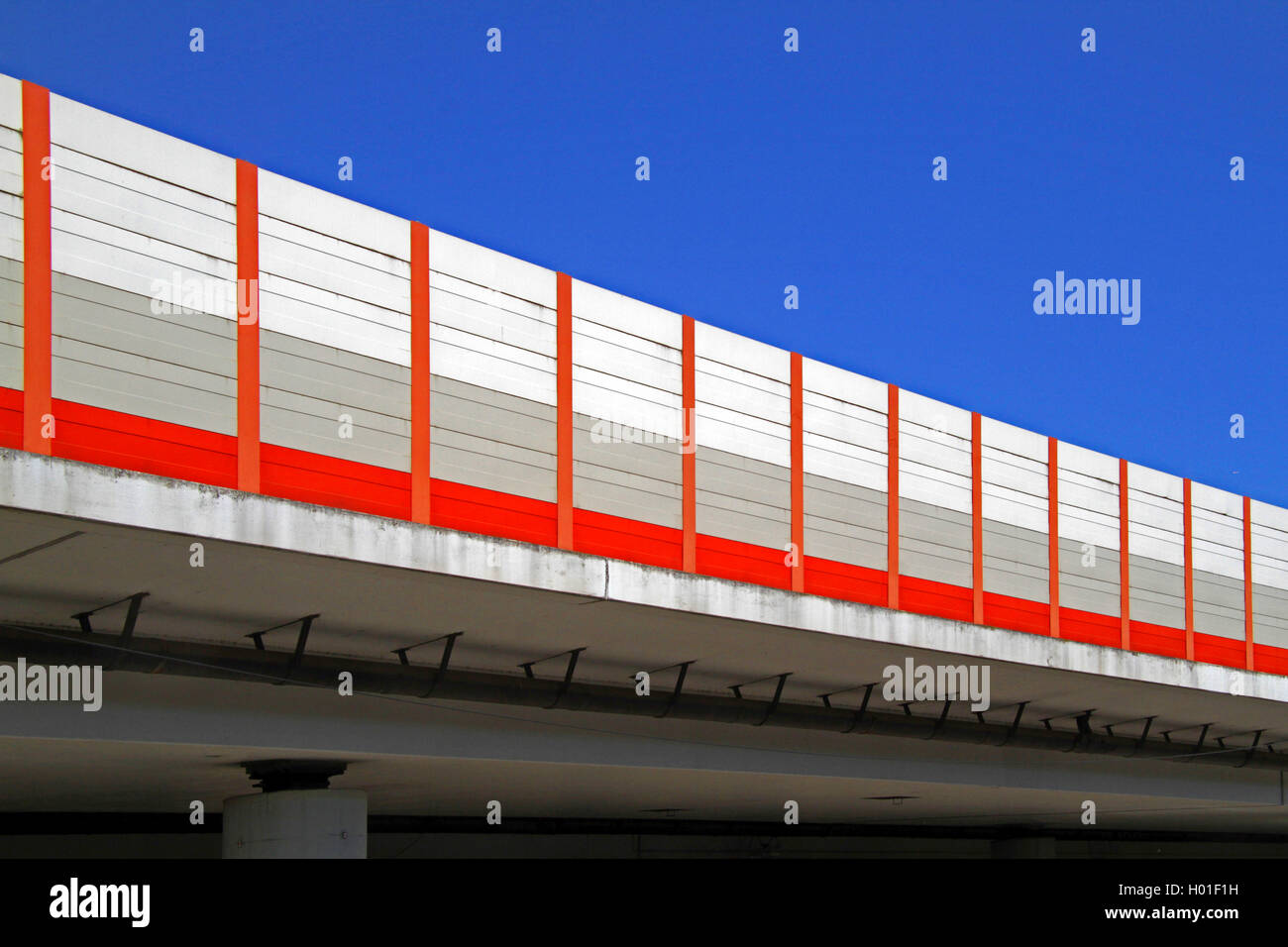 Lärmschutzwand an der Autobahn A 44, Deutschland, Nordrhein-Westfalen, Ruhrgebiet Stockfoto