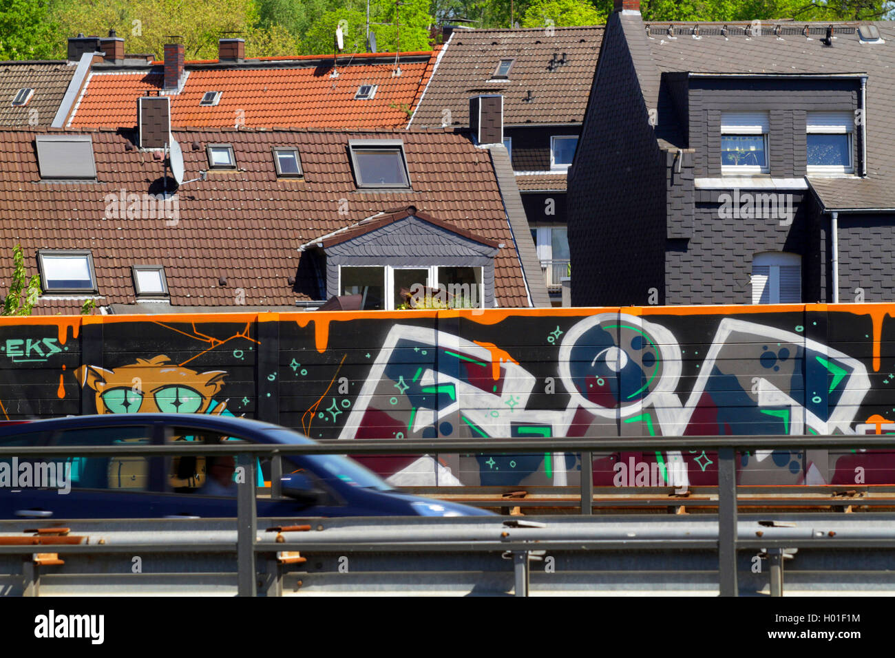 Graffti auf einer Lärmschutzwand an einer Autobahn, Deutschland Stockfoto