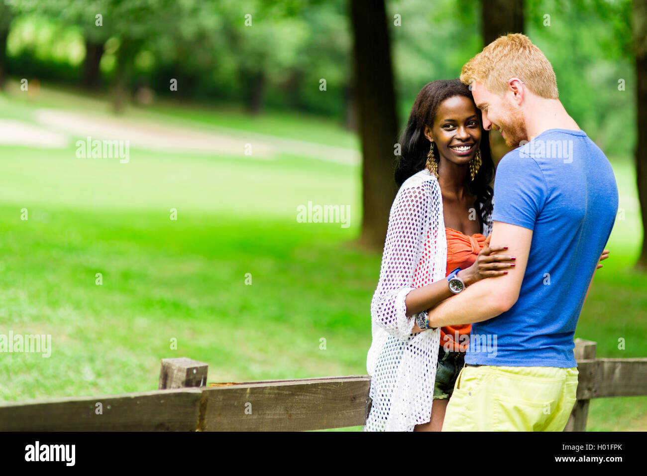 Ein glückliches Paar in Liebe verbringen einige Zeit zusammen im Freien in einem Park und romantisch Stockfoto