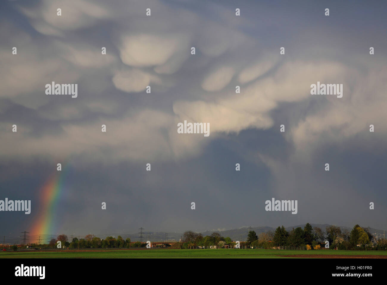 Mammatus Wolken und Regenbogen, Deutschland Stockfoto