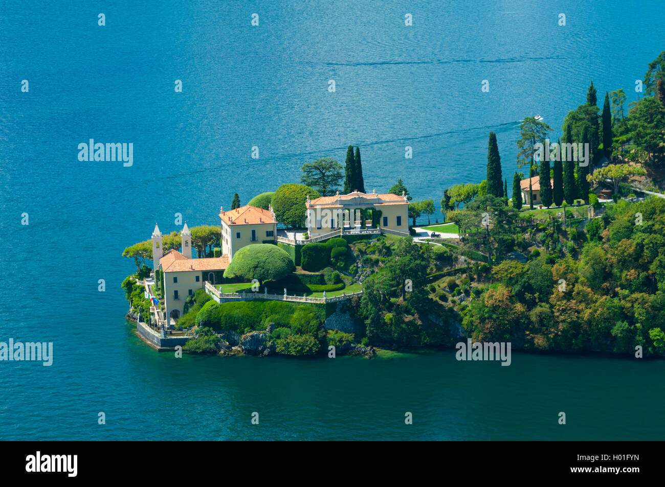 Italien, Lombardei, Comer See, Lenno, Balbianello Villa auf der Halbinsel Lavedo (Luftbild) Stockfoto