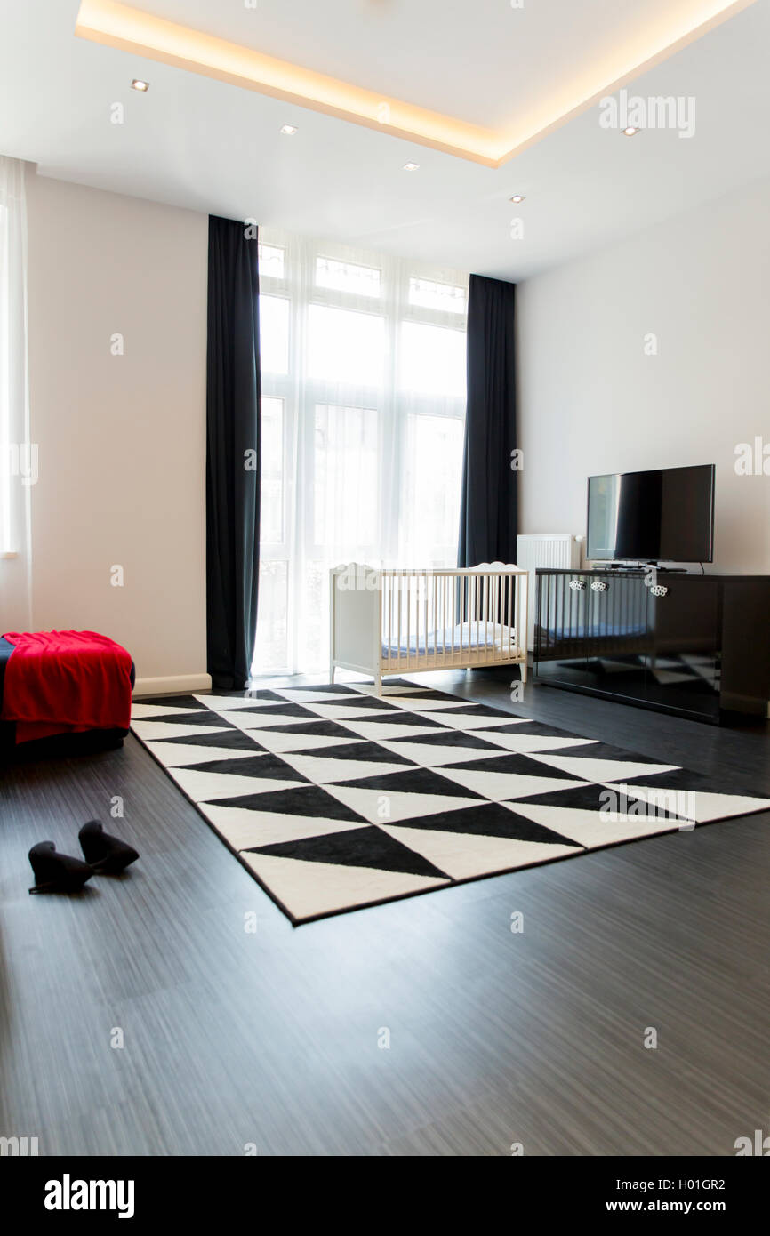 Saubere Zimmer mit weißen und schwarzen Elementen Stockfoto
