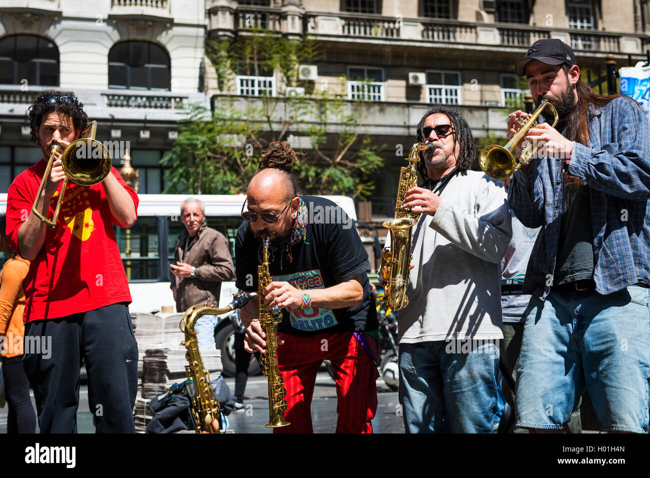 Buenos Aires, Argentinien - 4. Oktober 2013: Straßenmusiker spielen in einer Straße in der Stadt Buenos Aires in Argentinien Stockfoto Buenos Aires, Argentinien - 4. Oktober 2013: Straßenmusiker spielen in einer Straße in der Stadt Buenos Aires in Argentinien Stockfoto