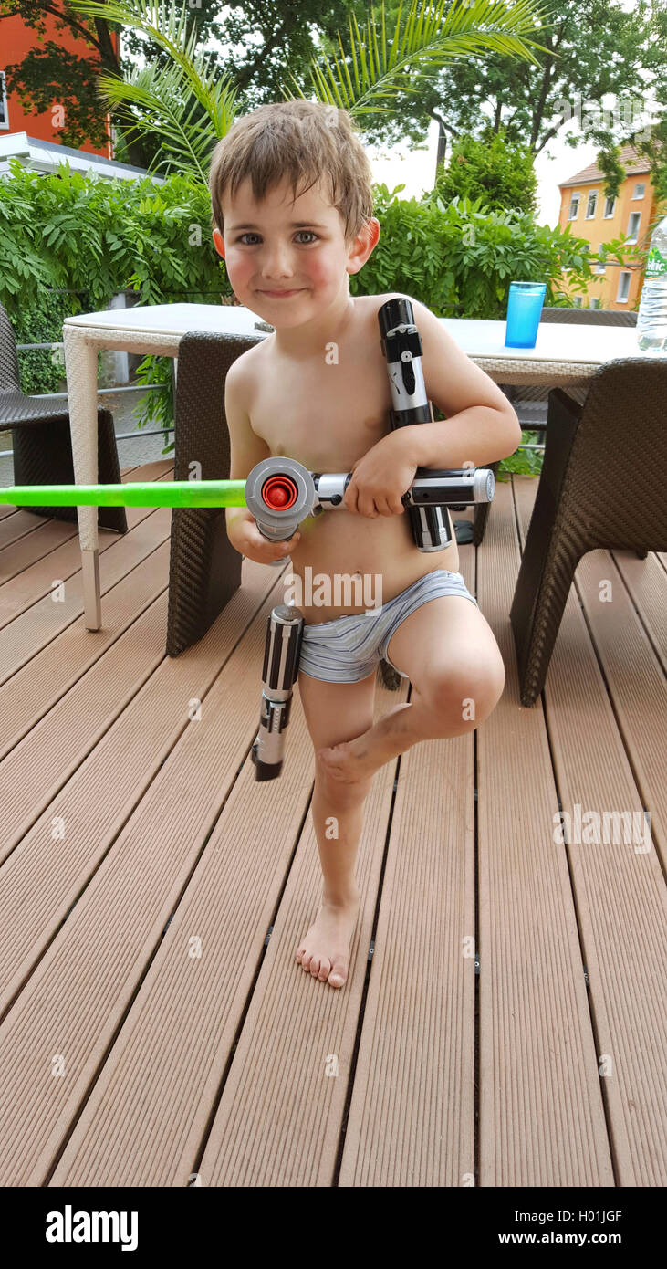 Little Boy die Unterhosen spielen Star Wars mit Spielzeug Lichtschwerter  Stockfotografie - Alamy