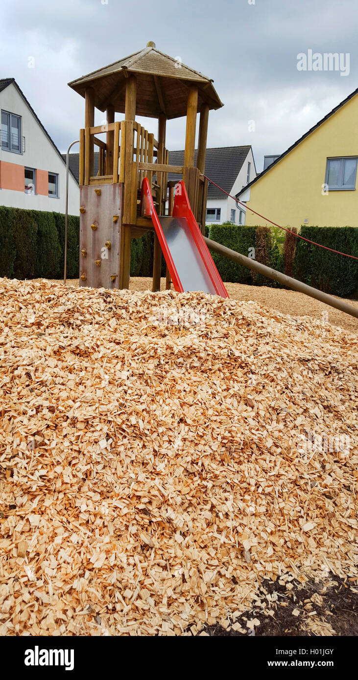 Kinderspielplatz mit Holz Chip als Absturzsicherung in einem Wohngebiet. Stockfoto