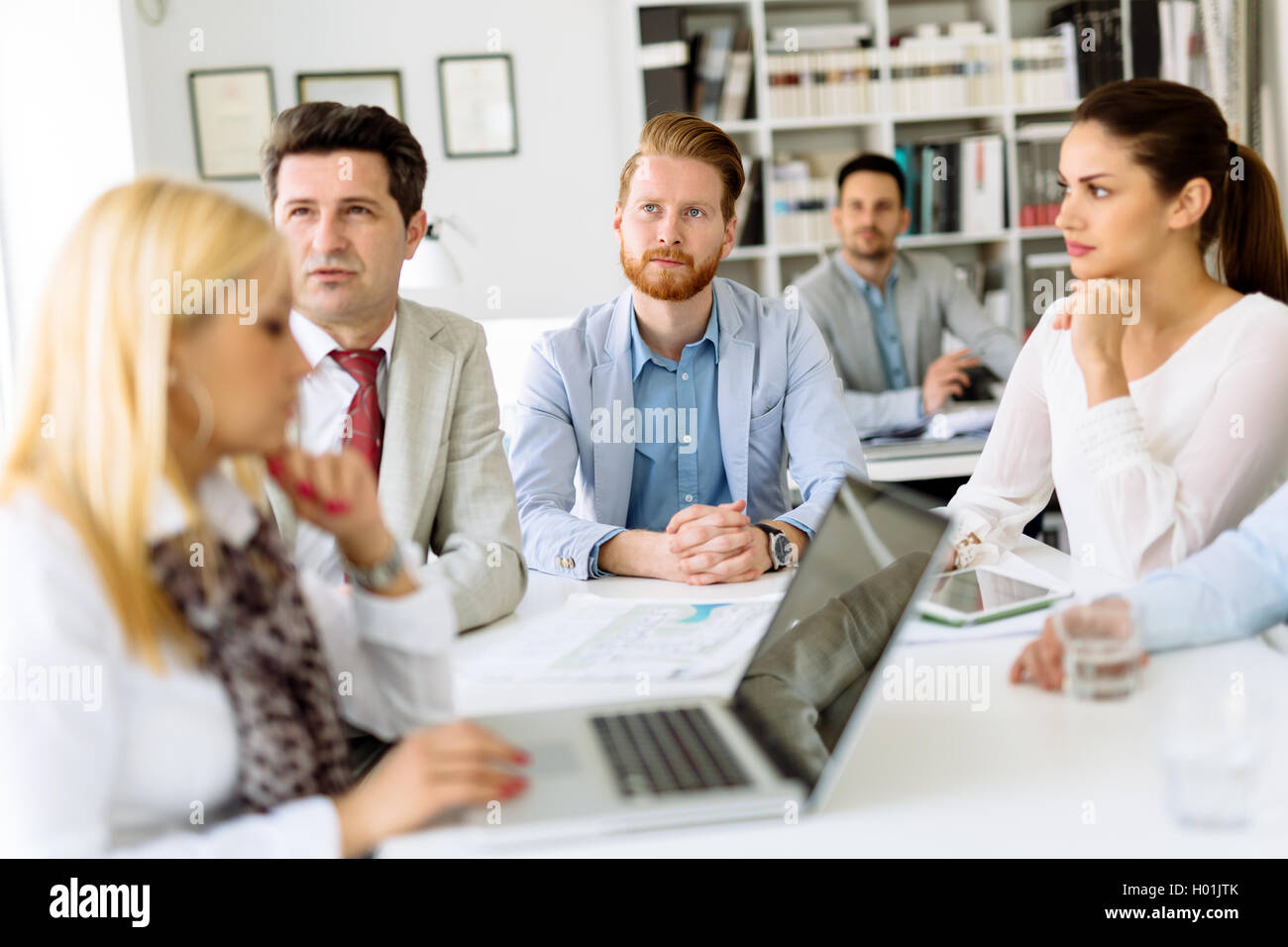 Business-Leute treffen und einem anstrengenden Tag im Büro Stockfoto