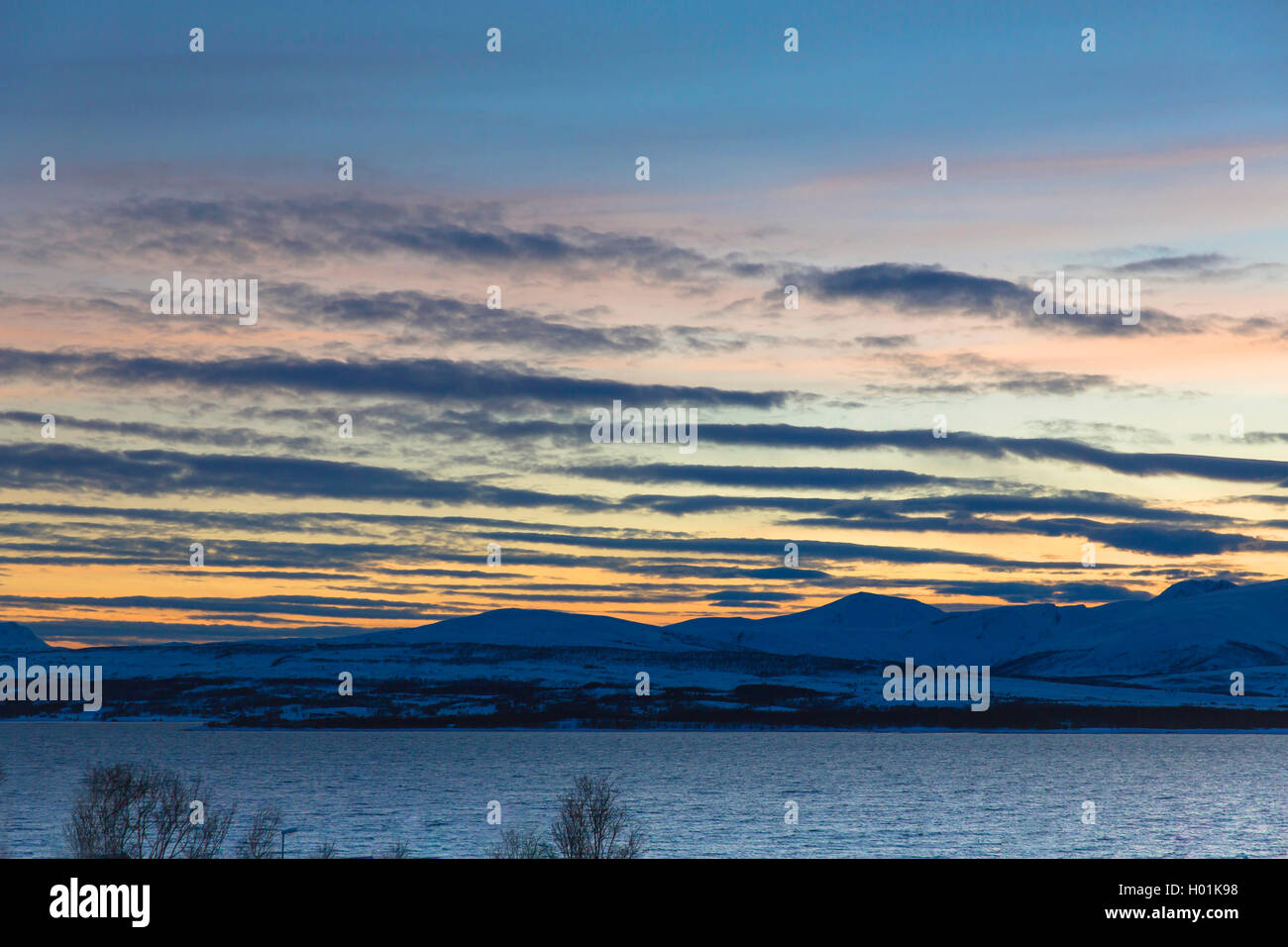 Atmosphärische Wellen am Abend, Lille Blamannen, Norwegen, Troms, Sandnessund, Kvaloeya Stockfoto