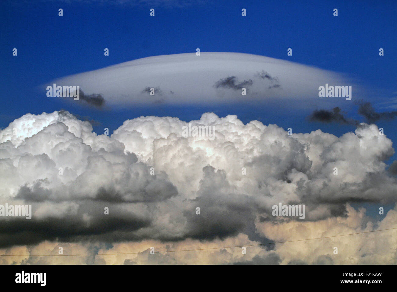 Altocumulus lenticularis Wolkenbildung, Deutschland, Nordrhein-Westfalen Stockfoto