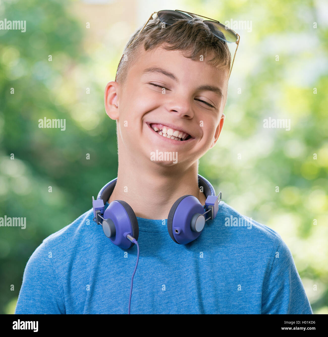 Teenboy mit Kopfhörer Stockfoto