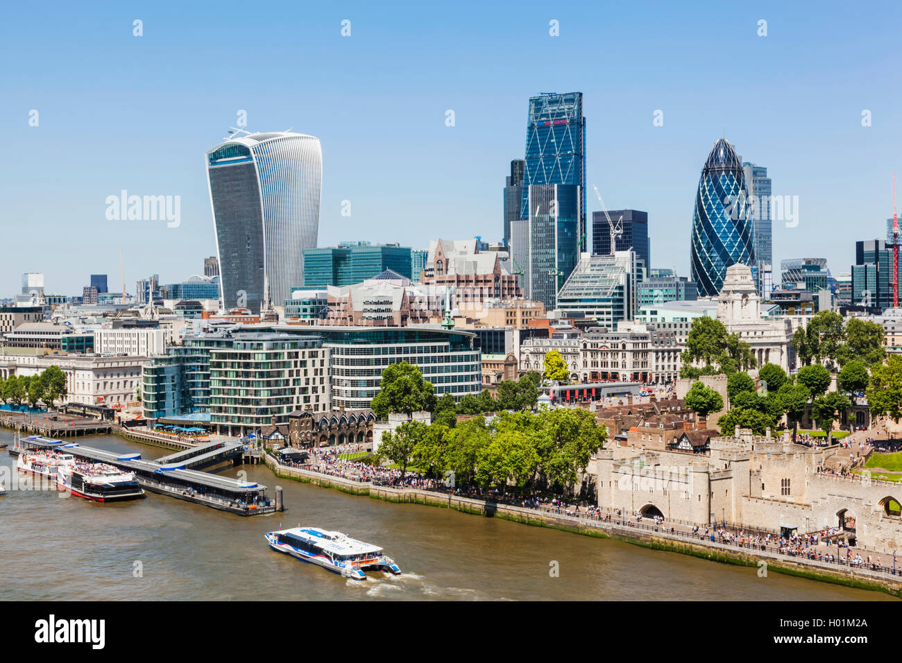 England, London, City Skyline und der Thames River von der Tower Bridge Stockfoto