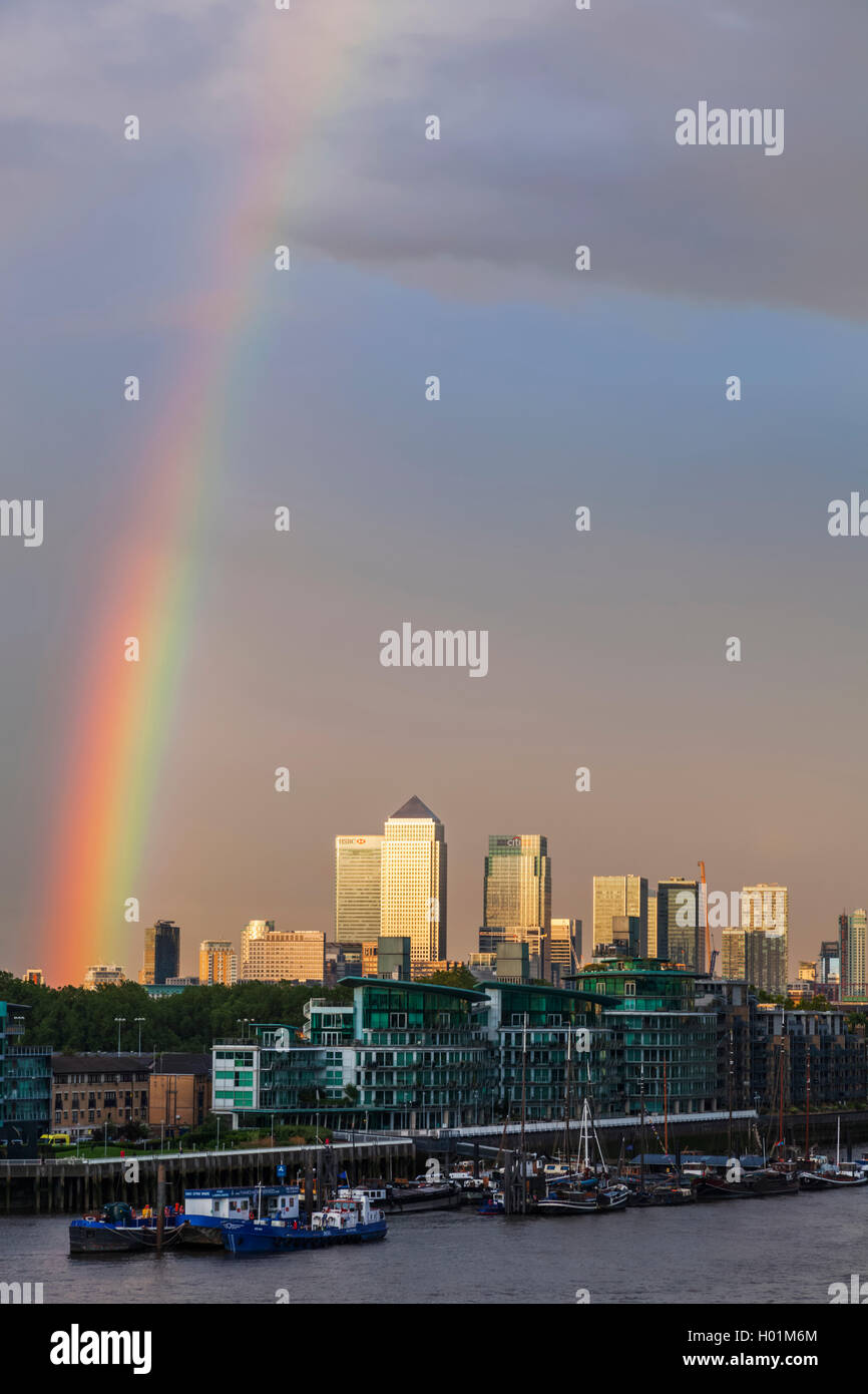 England, London, Regenbogen über der Themse und die Docklands Stockfoto