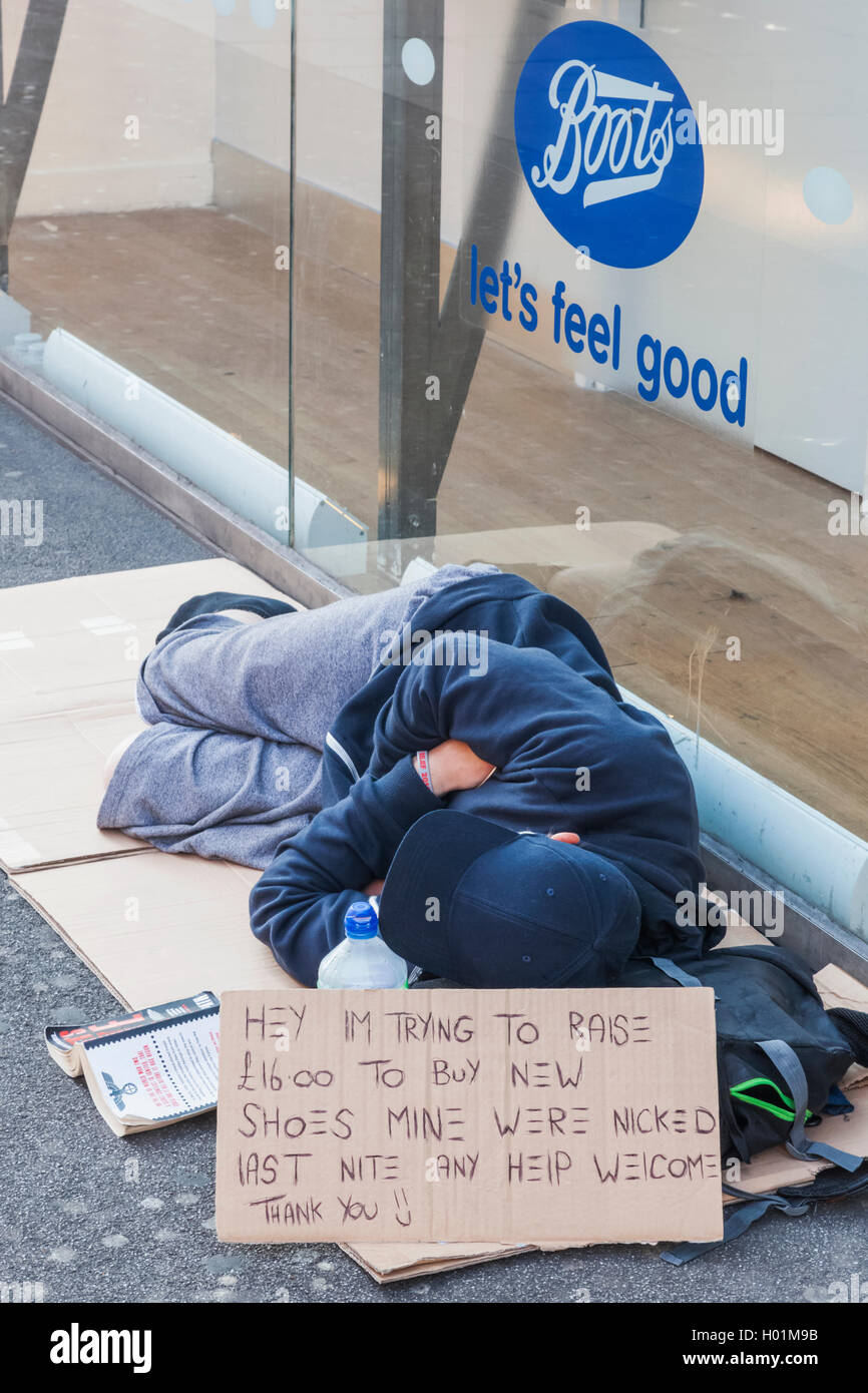 England, London, Oxford Street, obdachlose Menschen schlafen auf Bürgersteig Stockfoto