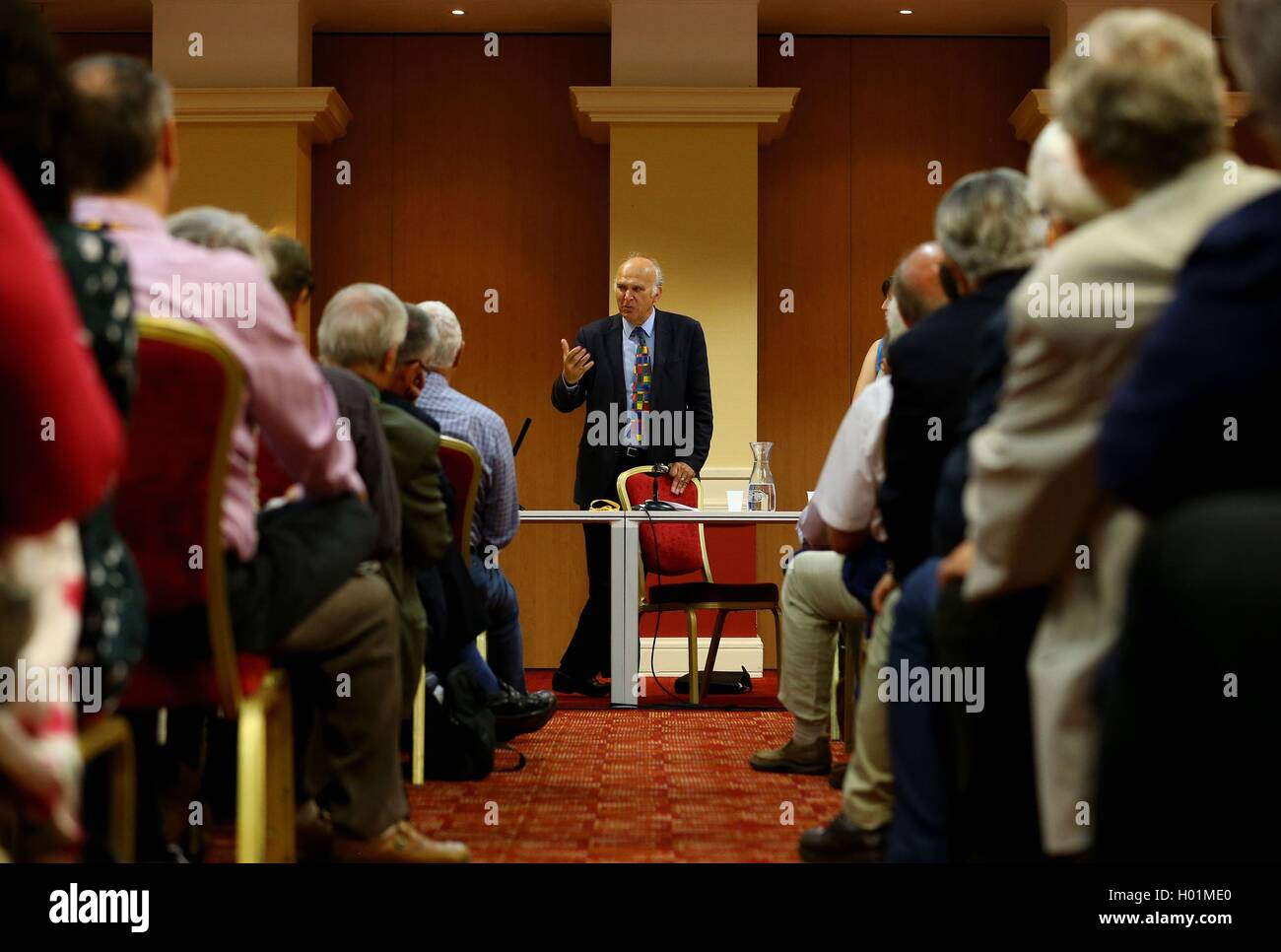 Sir Vince Cable spricht während eines liberalen Sozialforum Fransen am dritten Tag von den Liberal-Demokraten-Herbsttagung in Brighton. Stockfoto