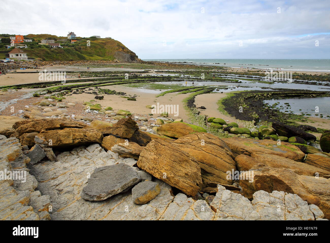 Cap Gris Nez, der Strand bei Ebbe mit bunten Steinen, Côte Opale, Pas-de-Calais, Frankreich Stockfoto