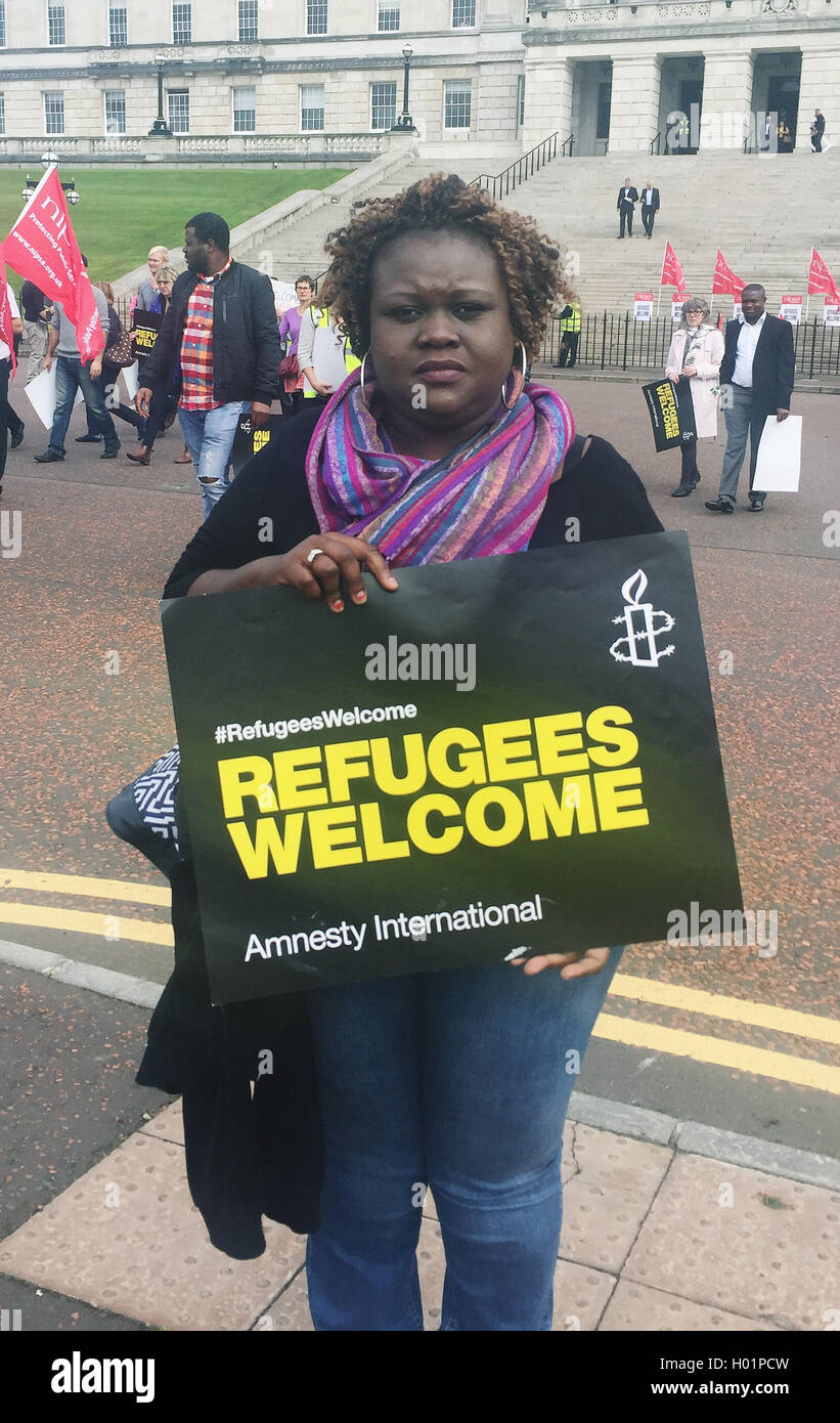 Asylbewerber Khanyisa Mafumo nimmt Teil an einer Flüchtlinge willkommen Demonstration in Stormont Parlament Gebäude. Stockfoto