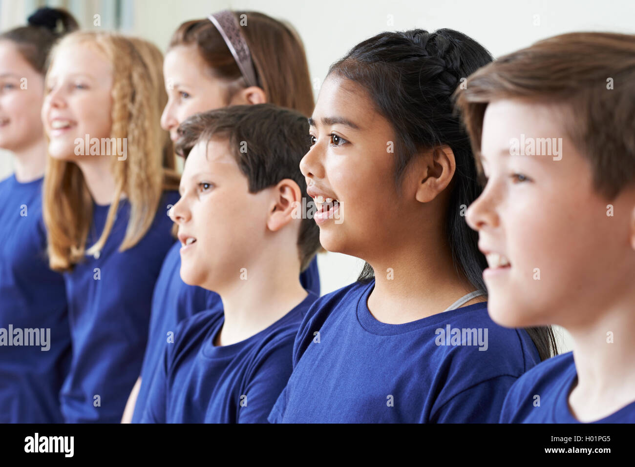 Gruppe von Schülerinnen und Schüler gemeinsam im Chor singen Stockfoto