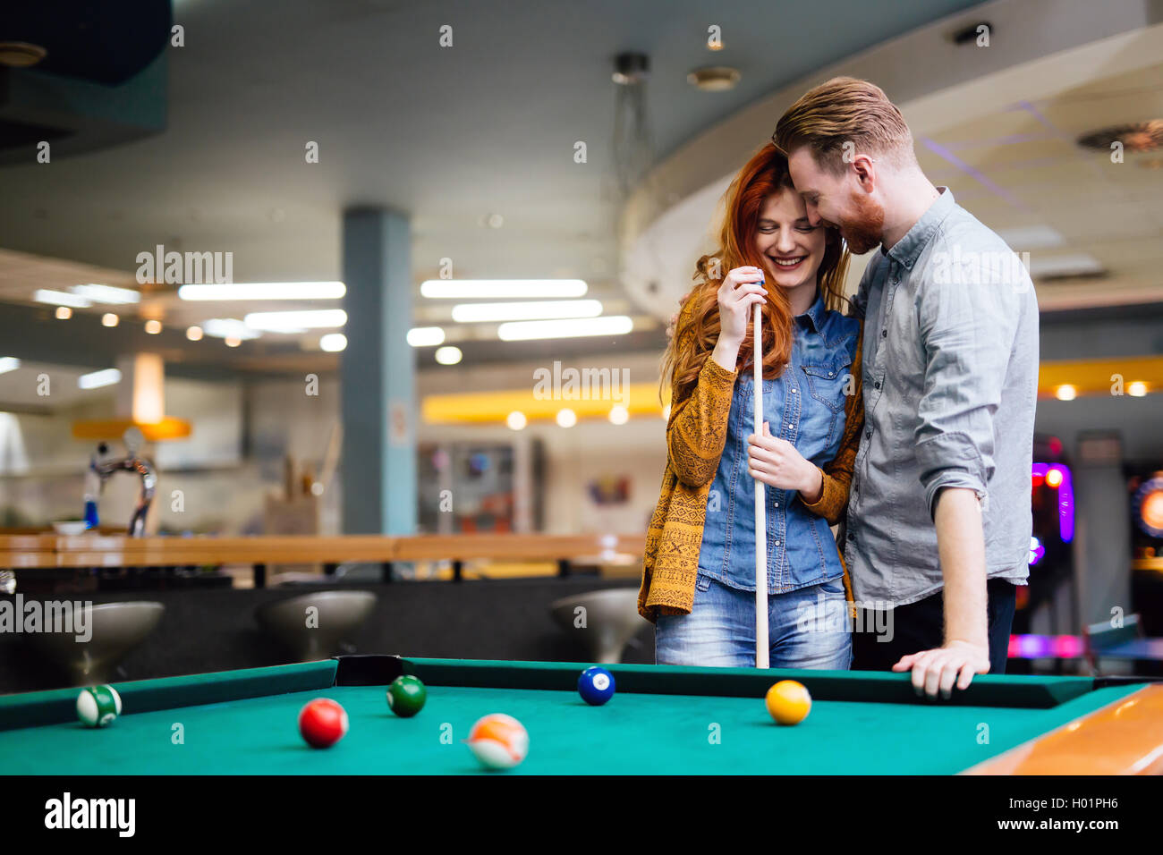 Glückliches Paar in Liebe Snooker spielen Stockfoto