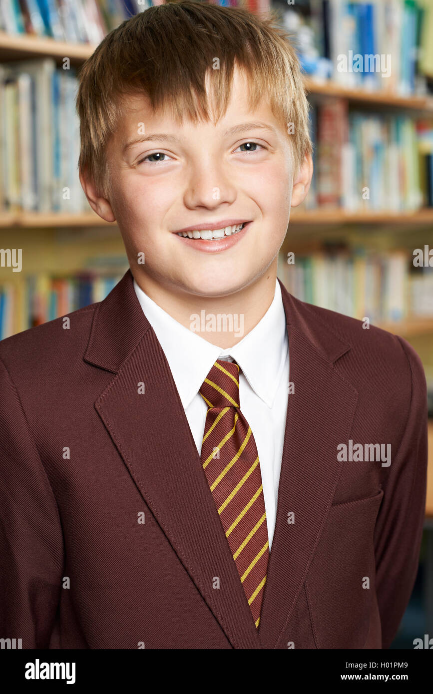 Porträt von männlichen Grundschule Schüler In Uniform Stockfoto