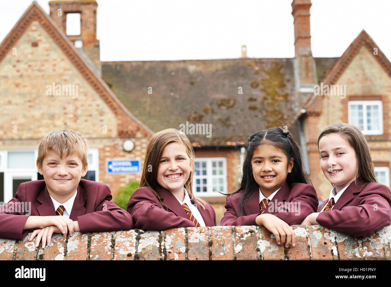 Porträt der Schüler In Uniform außen Schulgebäude Stockfoto