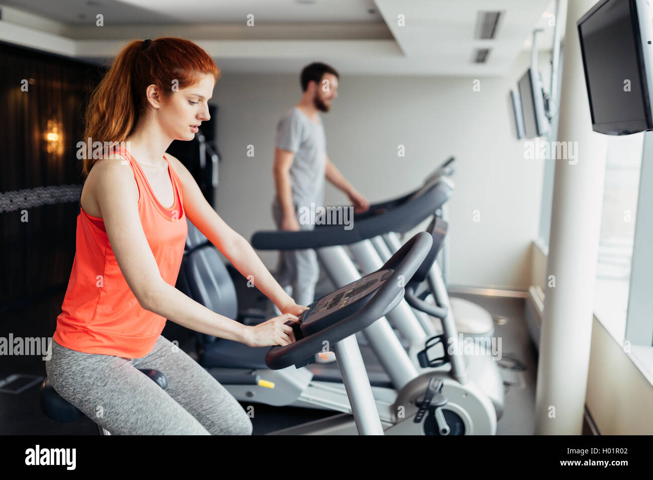 Sportliche Menschen Cardio Training im Fitness-Studio Stockfoto