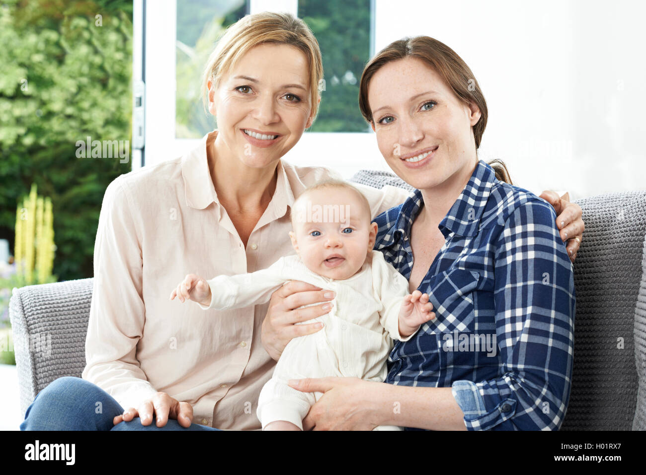 Porträt der Mutter mit erwachsenen Tochter und Baby Stockfoto