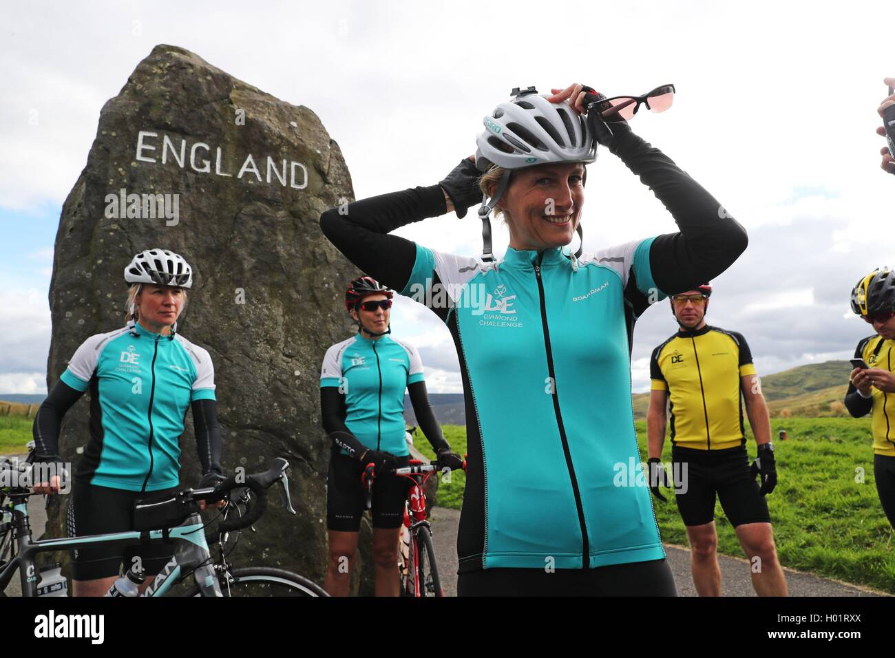 Die Gräfin von Wessex (Mitte) überquert die Grenze zwischen Schottland und England an Carter Bar mit anderen Fahrern wie sie beteiligt sich an eine 450-Meile-Radsport-Herausforderung aus dem Palace of Holyroodhouse in Edinburgh zum Buckingham Palace in London, für ihre "DofE Diamond Challenge", die den 60. Jahrestag der The Duke of Edinburgh Award Scheme markiert. Stockfoto