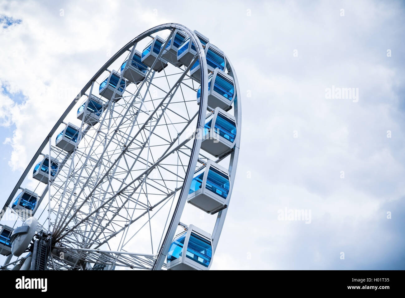 Riesenrad am bewölkten Himmelshintergrund. Helsinki, Finnland Stockfoto