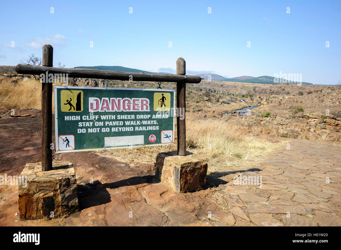 Info-Tafel zeigt ein gefährliches Gebiet (Steilufer mit steilen Drop) und auf die asphaltierte Parkwege, Südafrika bleiben Stockfoto