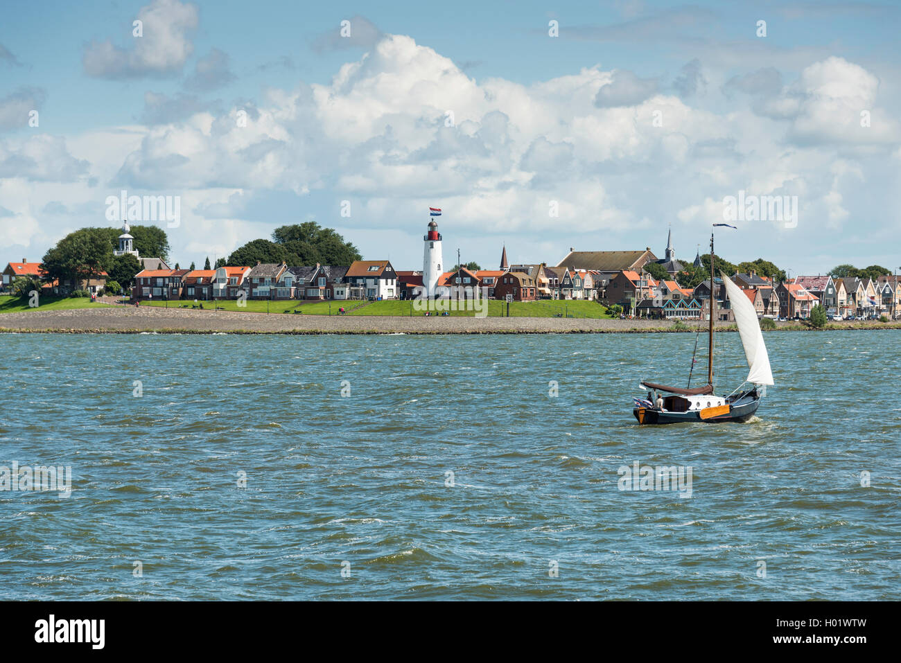 URK, Niederlande - AUGUIST 10, 2016: Segelboot segeln vor der Urker Fischer-Dorf am 10. August 2016 in Urk, Urk wurde eine Stockfoto