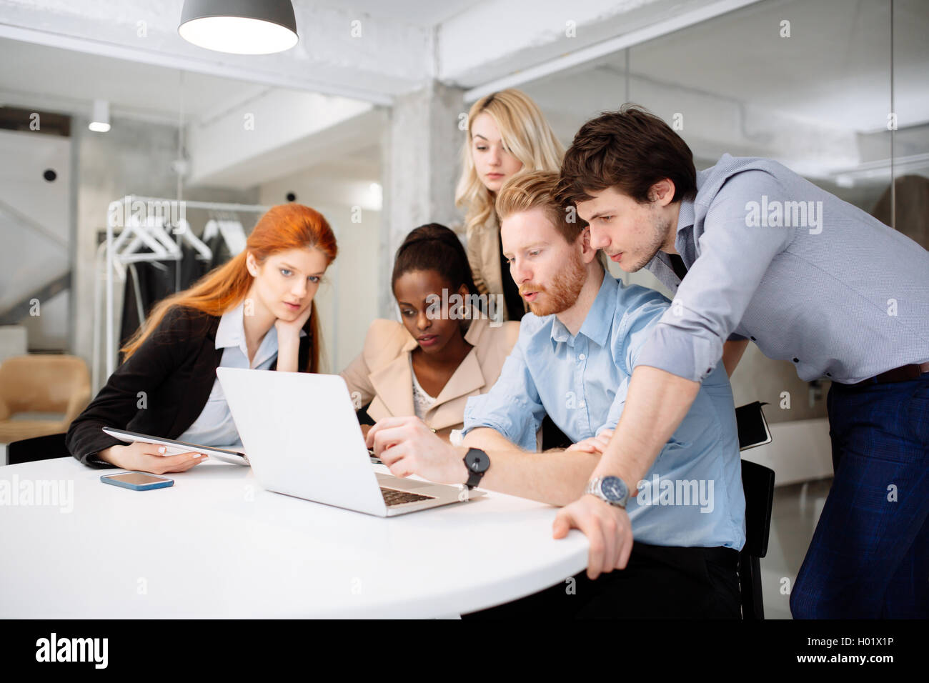 Erfahrene Designer und Geschäftsleute in ordentlich modernen Büro Stockfoto