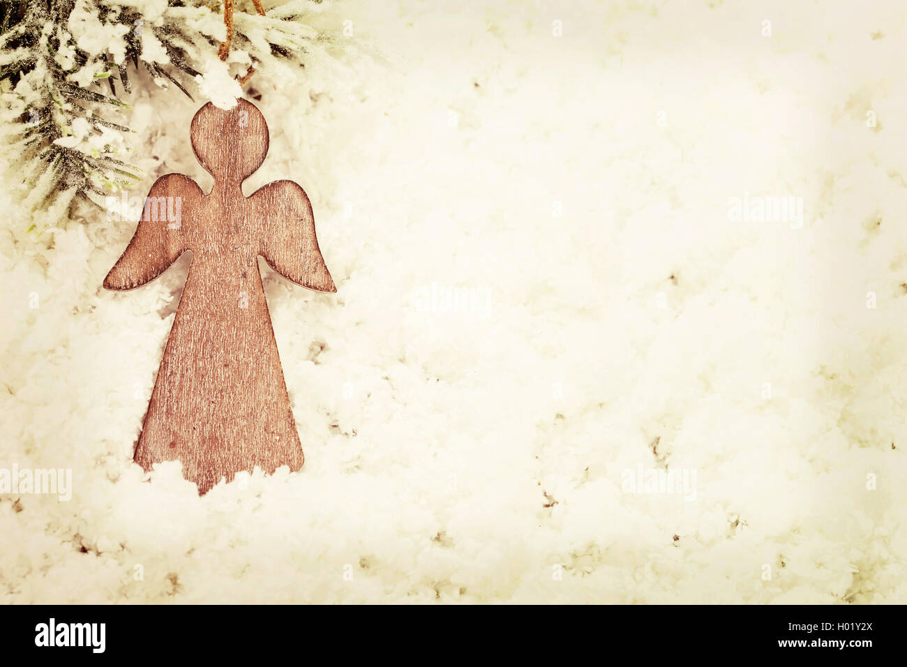 Vintage Weihnachtsengel auf Schnee Hintergrund Stockfoto