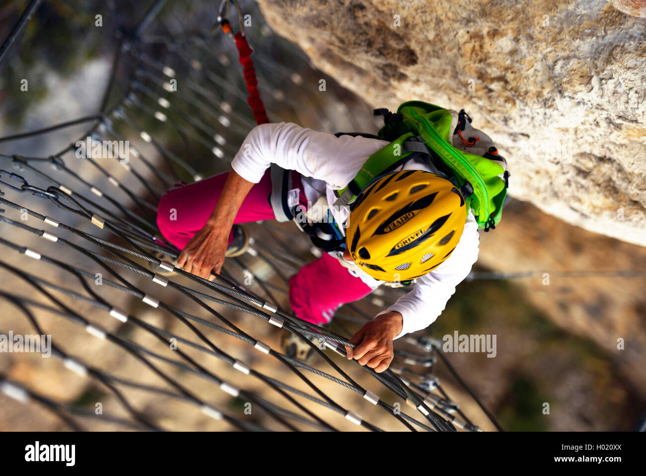 Kletterer an eine Felswand mit Stahl net, Via ferrata Escale ein Peille, Frankreich Stockfoto