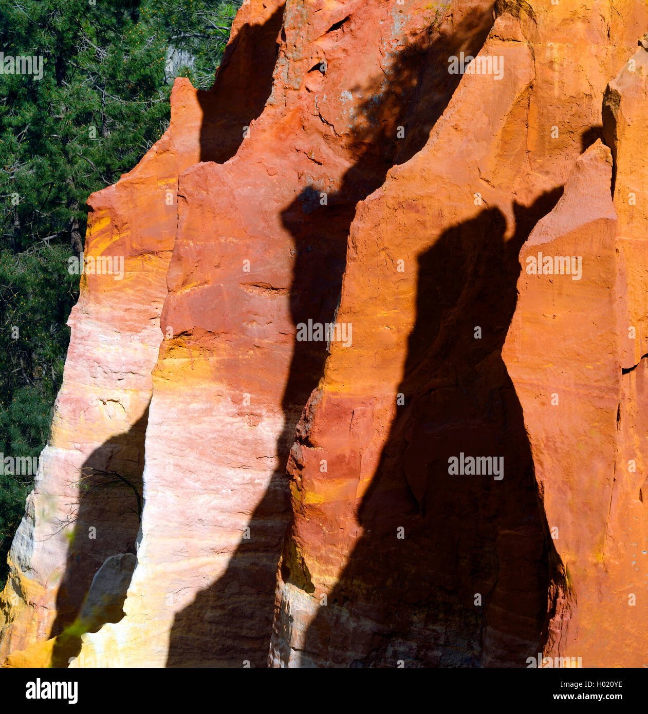 Ockerfelsen von Roussillon, Frankreich, Provence, Luberon, Roussillon Stockfoto